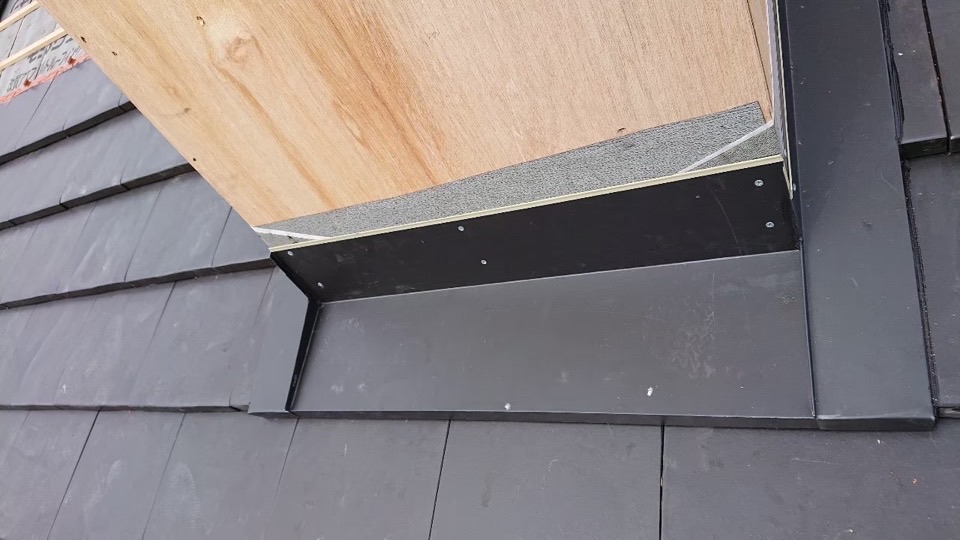 煙突の水切り工事の画像